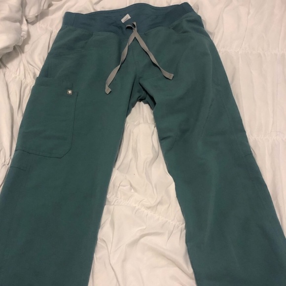 ❌❌SOLD ❌❌ Figs Hydrogreen Scrub Set - Picture 6 of 7